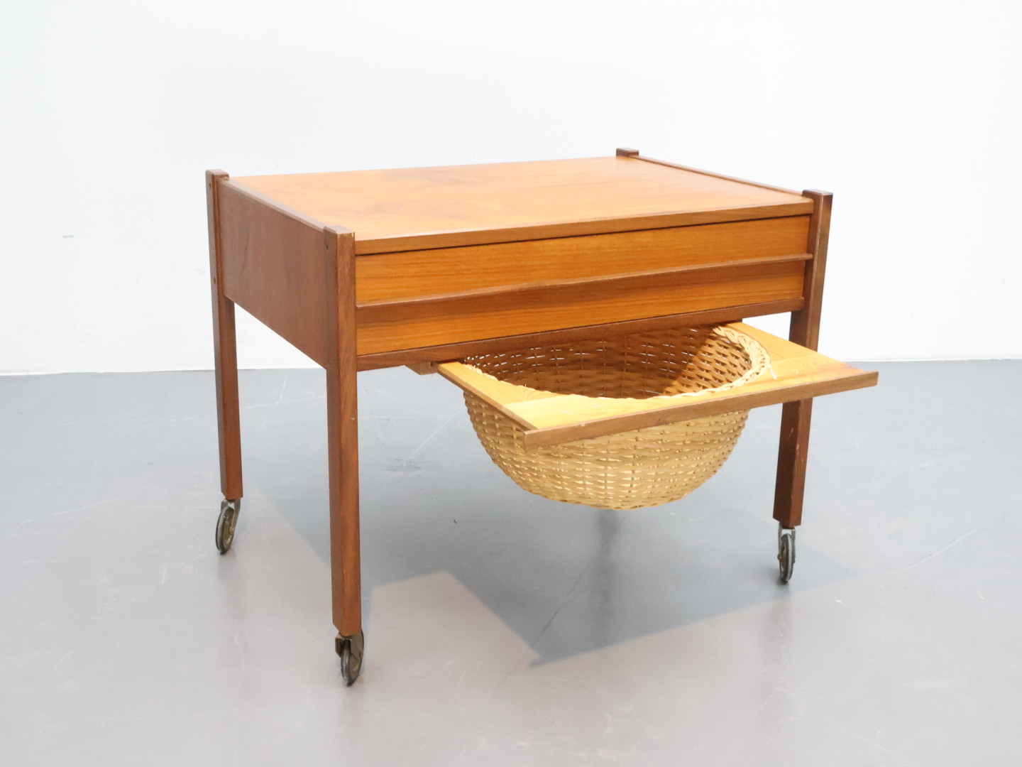 Vintage fourniturentafel / teak / rieten mand messing wieltjes / Denemarken