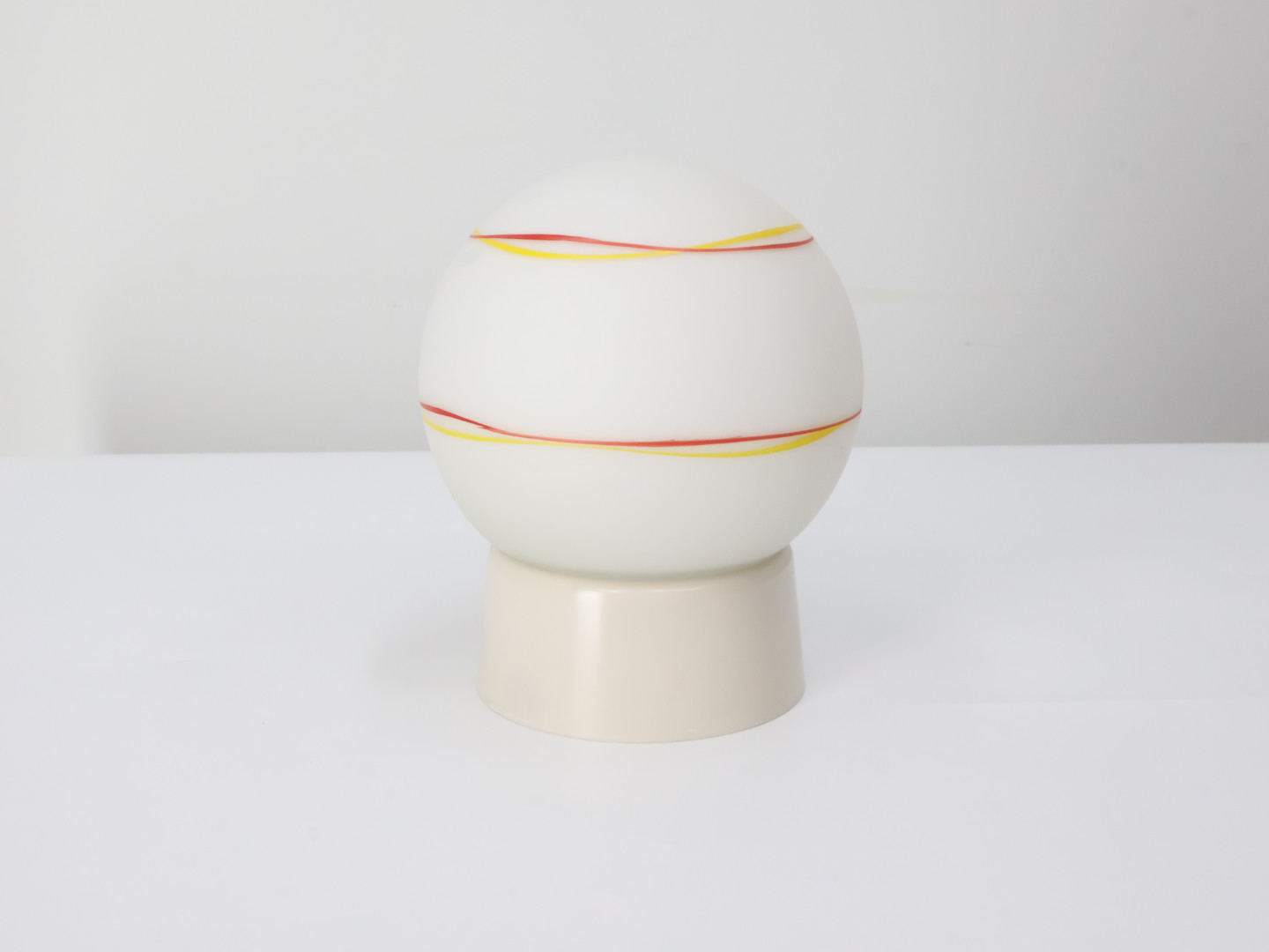 Vintage plafondlamp / glas kunsstof / wit geel rood / Niko