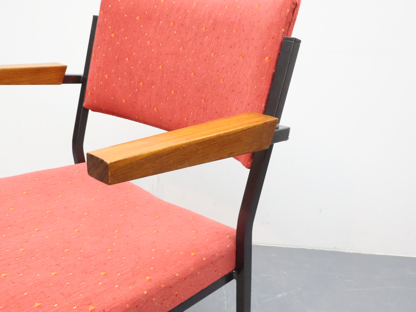 Vintage armstoel / staal teak stof / zwart rood / Gispen Reaal 9121