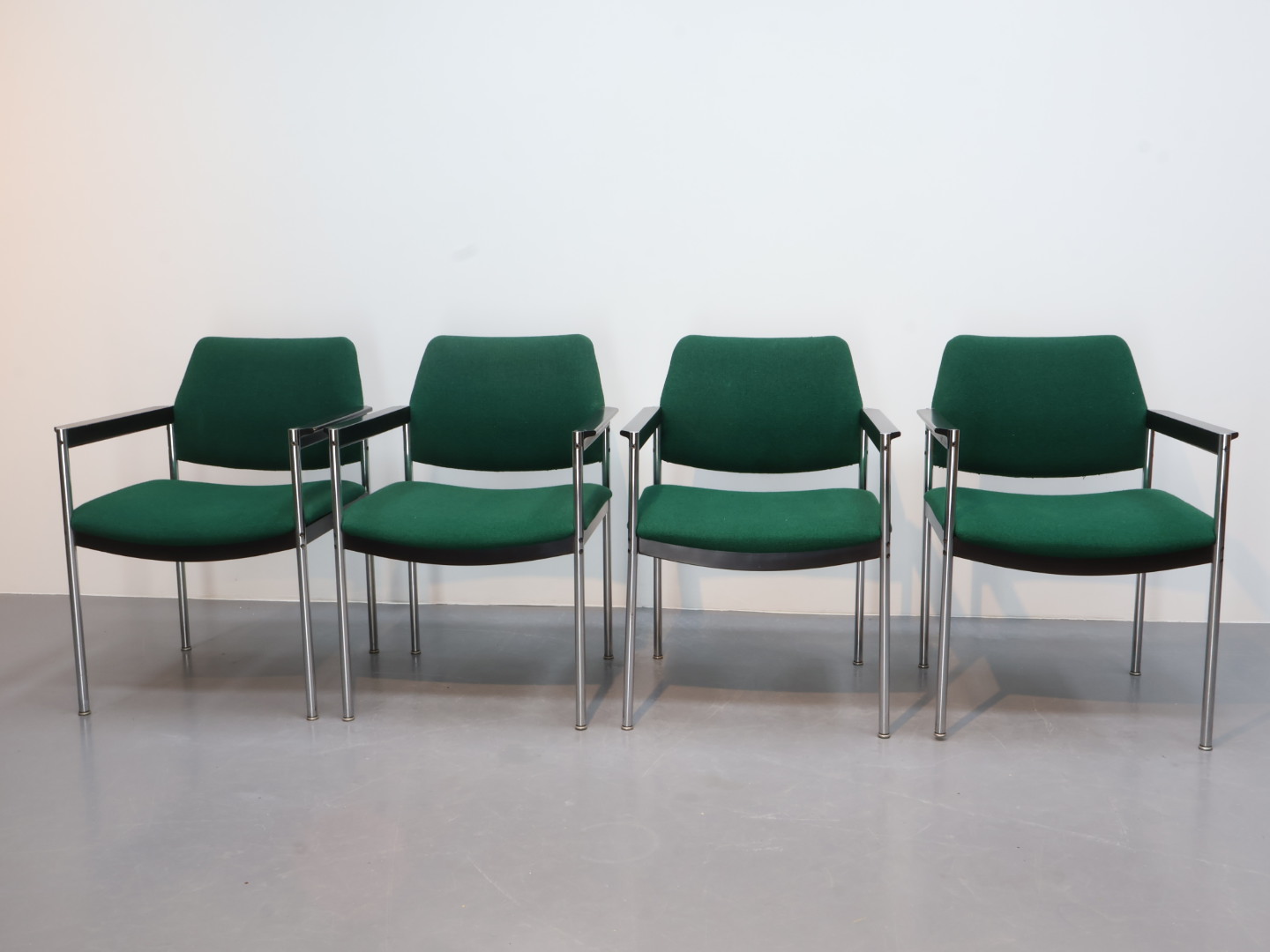 Vintage buisframe stoelen / Met houten armeleuning / Groene stof