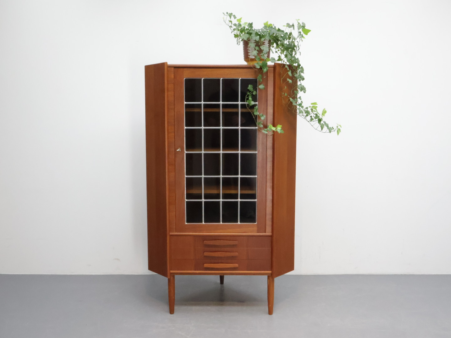 Vintage hoekkast / teak glas / lades glazen deur / Denemarken