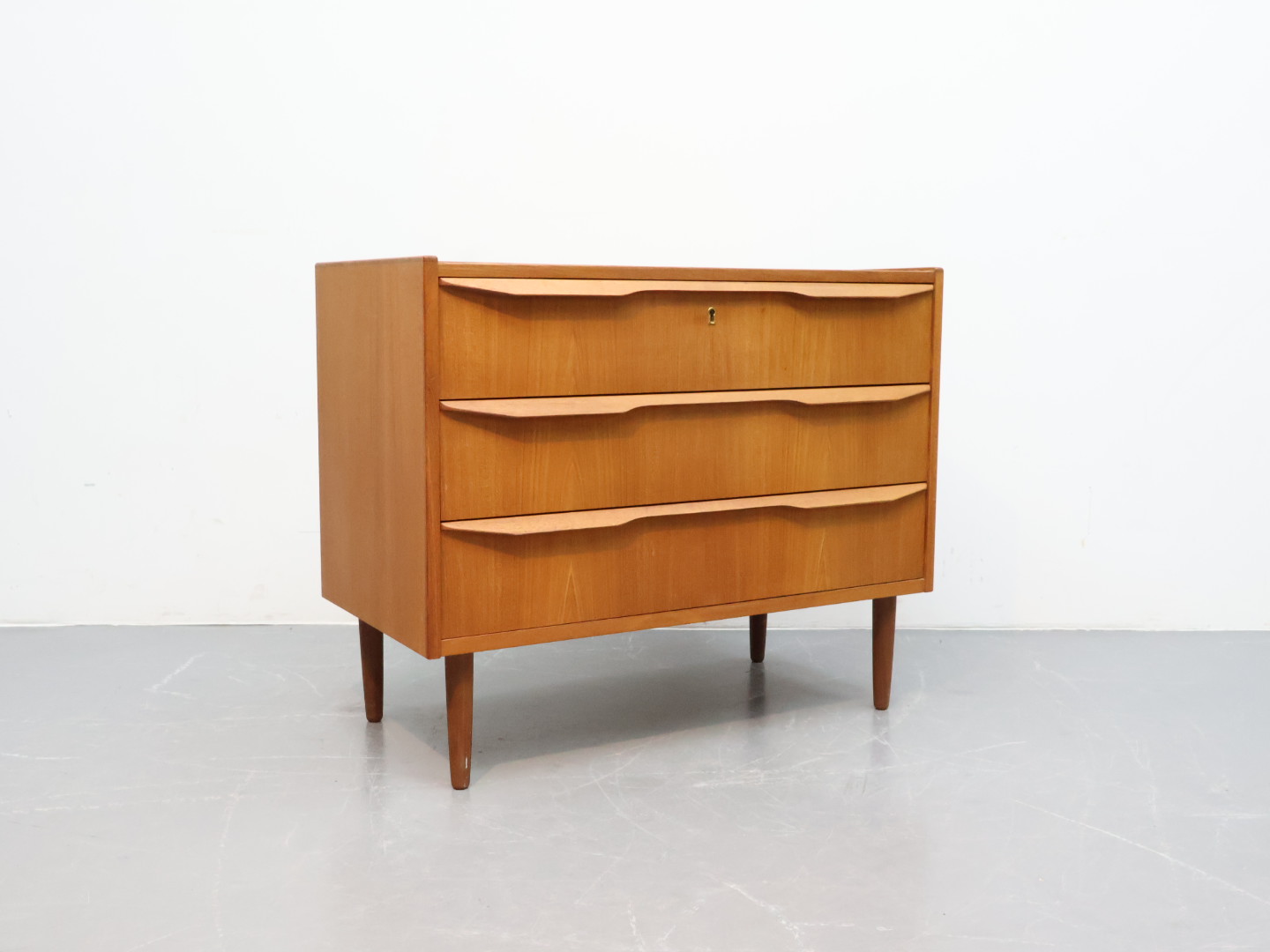 Vintage ladekast / teak teakfineer / 3 lades houten greep / Denemarken