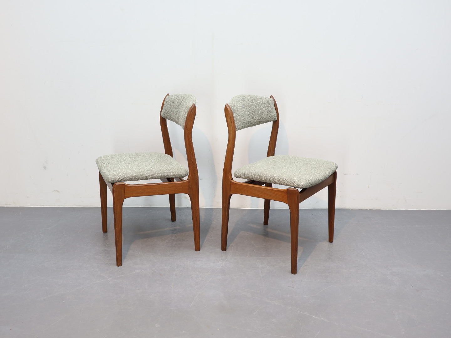 Vintage eetkamerstoelen / Jaren 60 / Nieuwe groene stoffering / Teak