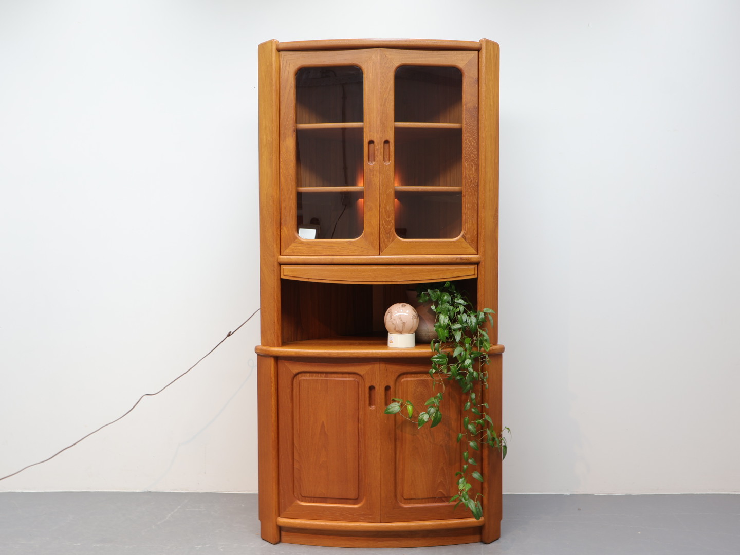 Vintage teakhouten hoek vitrinekast Dyrlund Deens design jaren 70