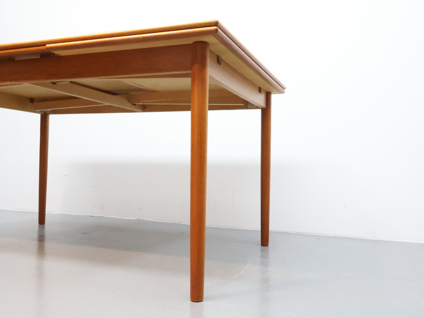 Vintage eettafel / hout teak / rechthoek / uitschuifbaar ronde poten