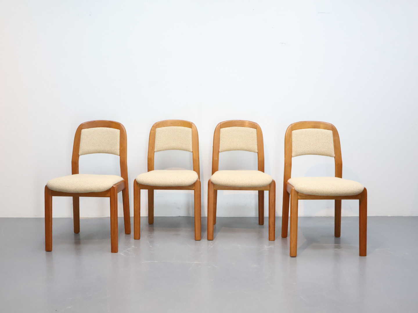 Vintage eetkamerstoelen / teak stof / bruin creme / Dyrlund