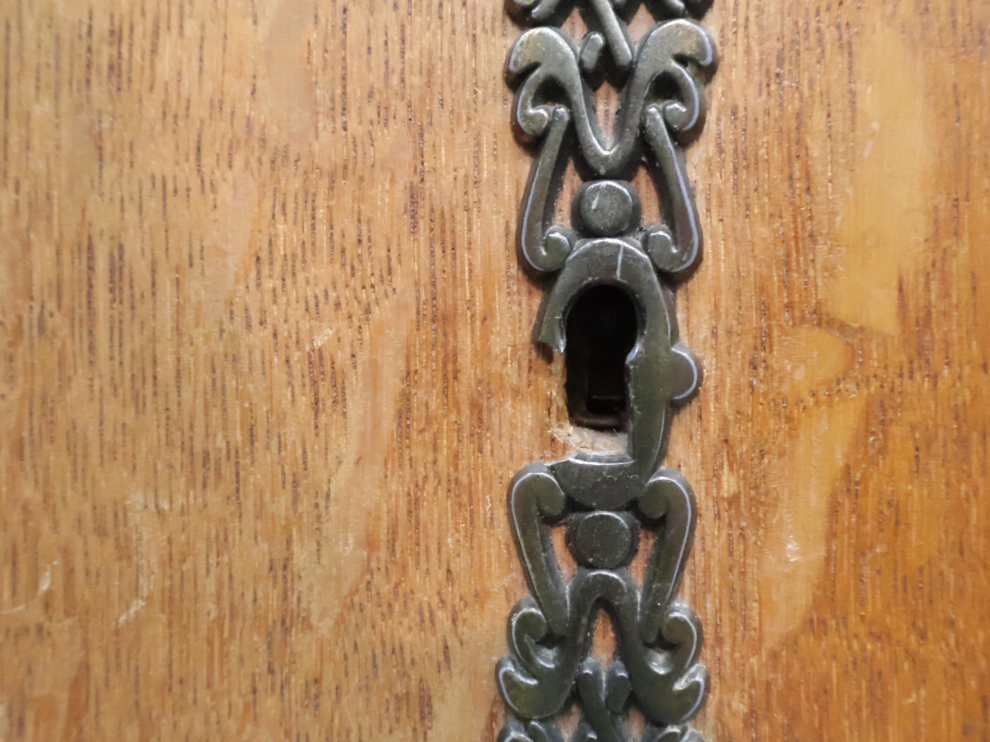 Vintage kledingkast/ 2 deurs / bruin / eiken / houtsnijwerk