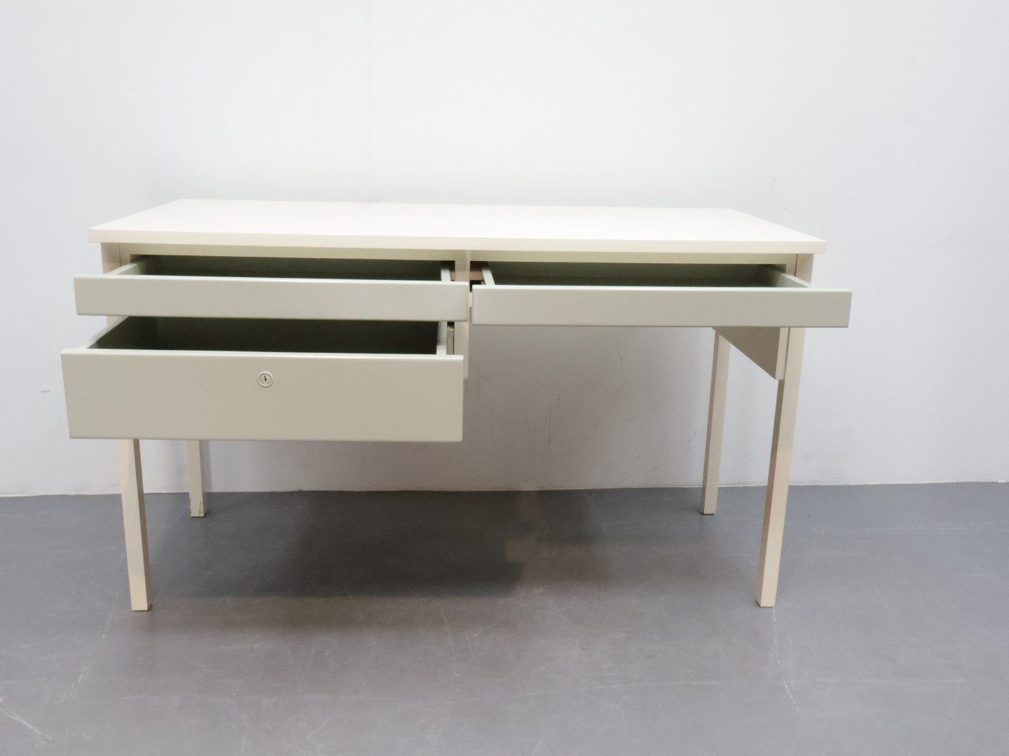 Vintage bureau / hout / lades / Crèmekleur met mintgroen