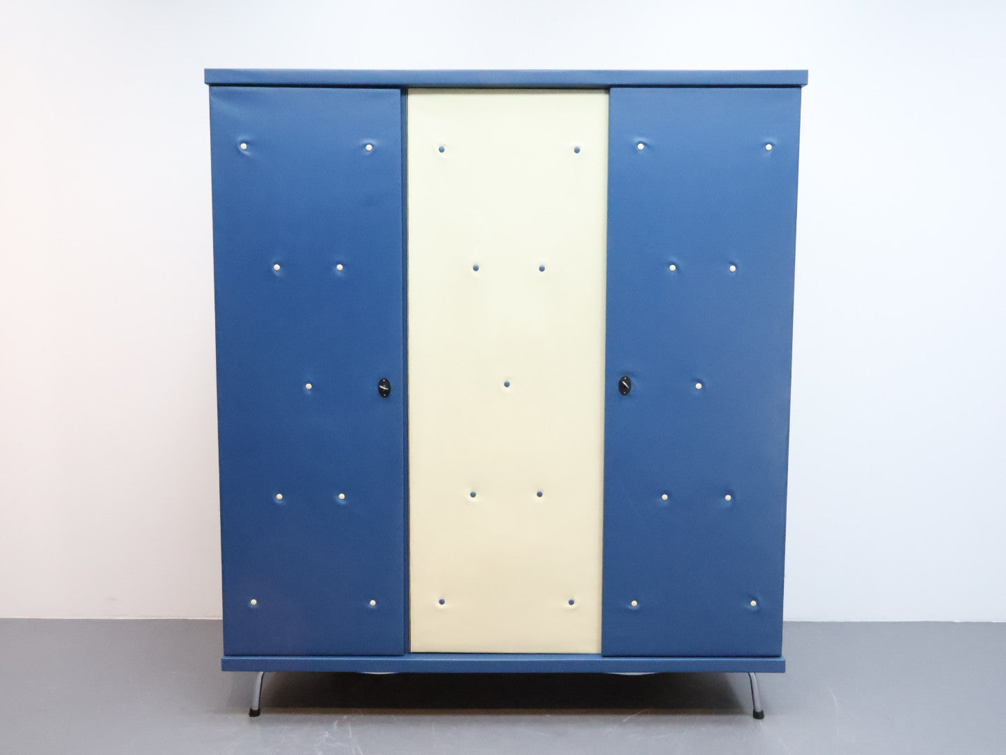 Vintage kledingkast / 3 deurs / wit blauw / skai buisframe