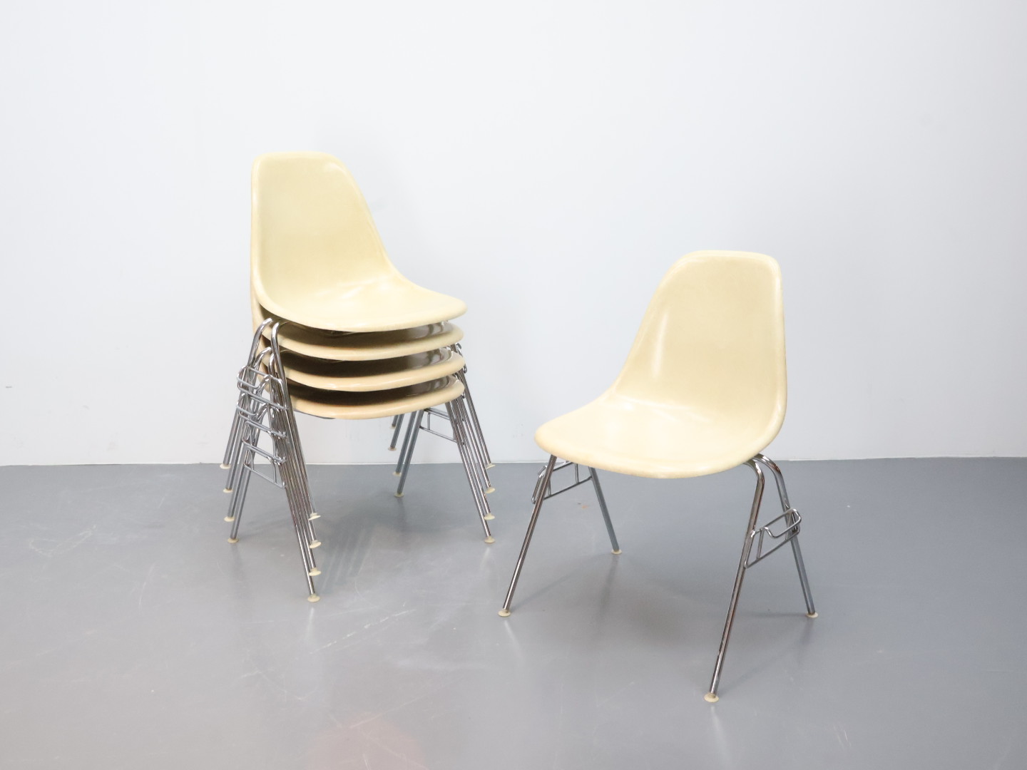 Vintage eetkamerstoel / metaal fiberglass / metaal ecru / set van 6 DSS Eames
