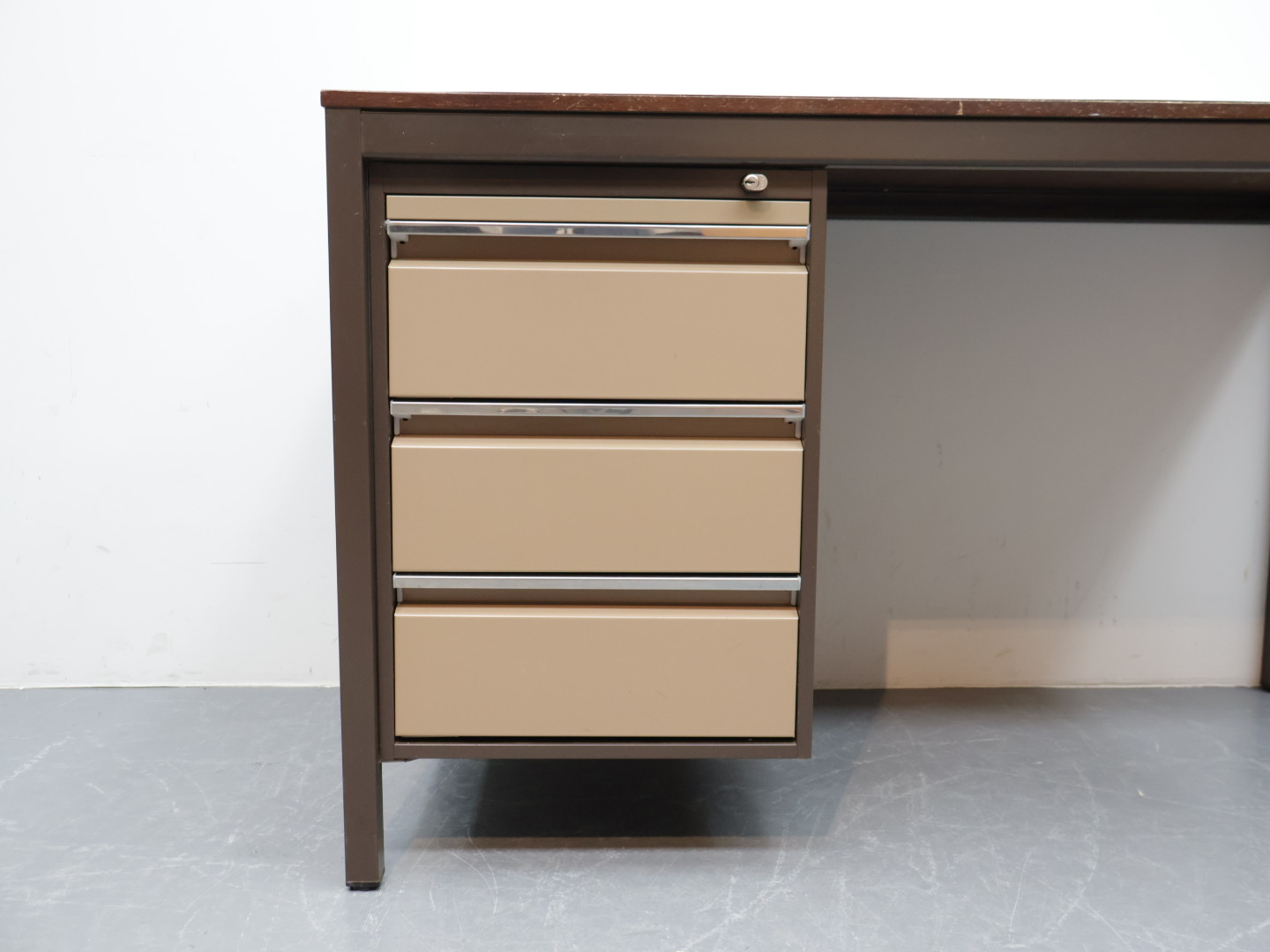 Vintage bureau / metaal / lades / bruin tinten