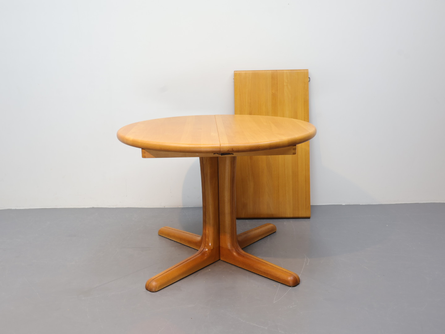 Vintage eettafel massief beukenhout rond verlengbaar naar ovaal
