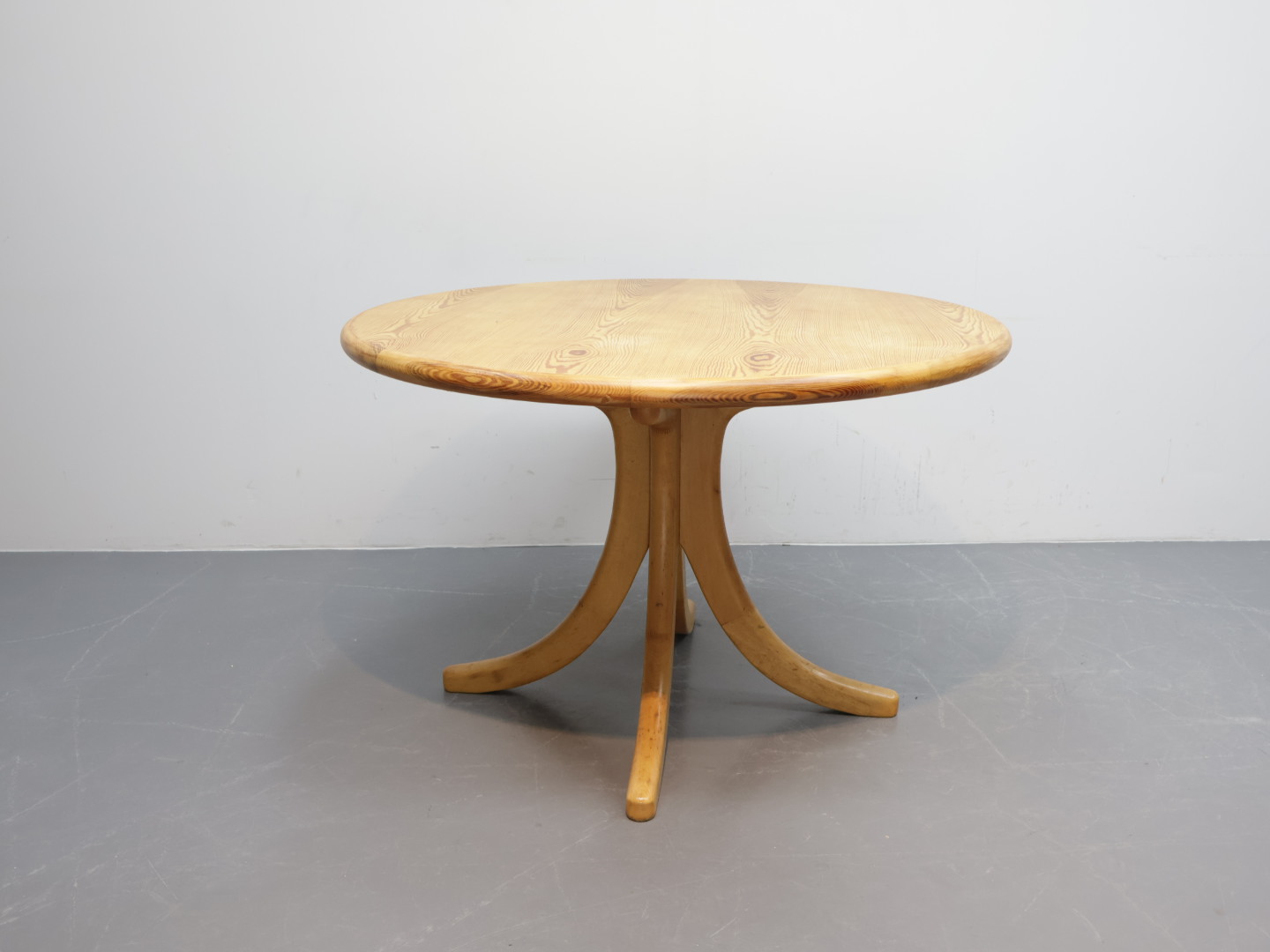 Vintage eettafel / grenen / rond geel / vierpoot