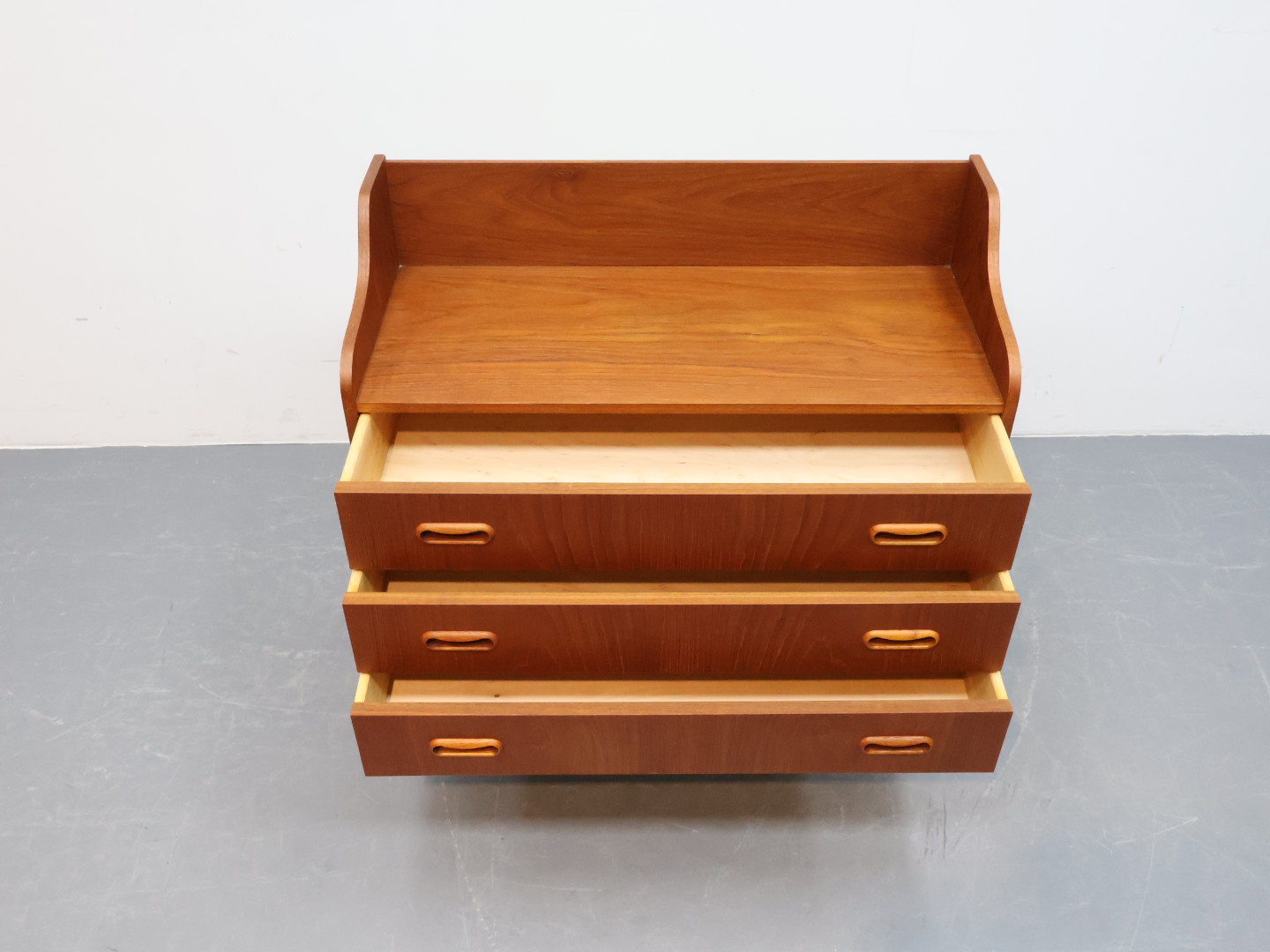 Vintage ladekast / teak teakfineer / 3 lades houten greep / Denemarken