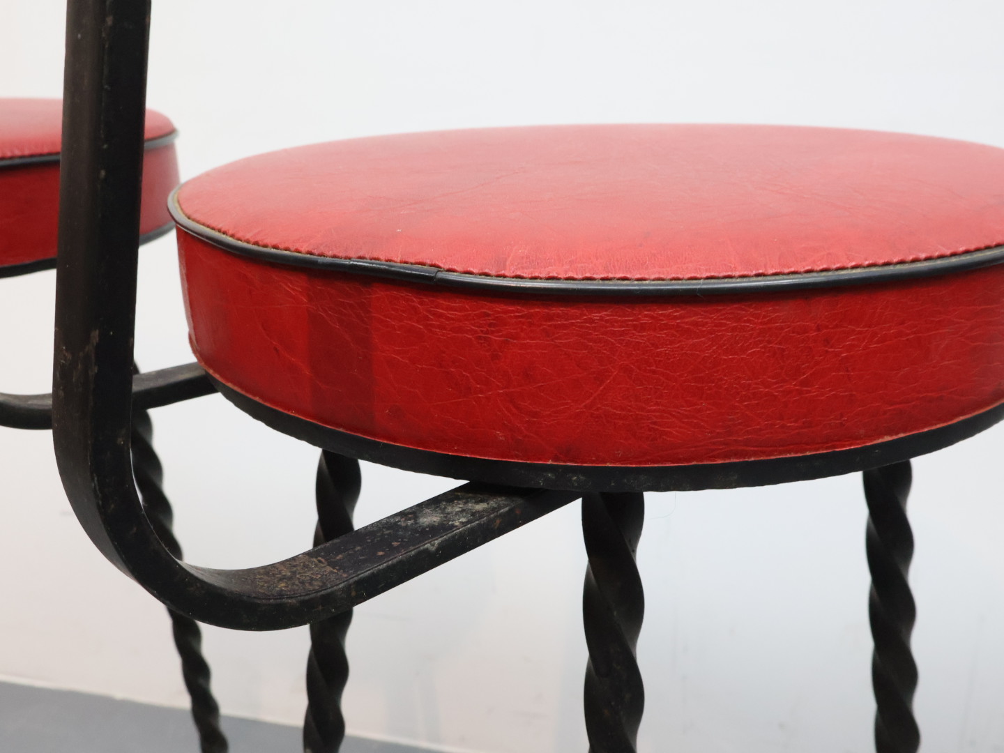 Vintage barkruk / smeedijzer skai / rood zwart / set van 4