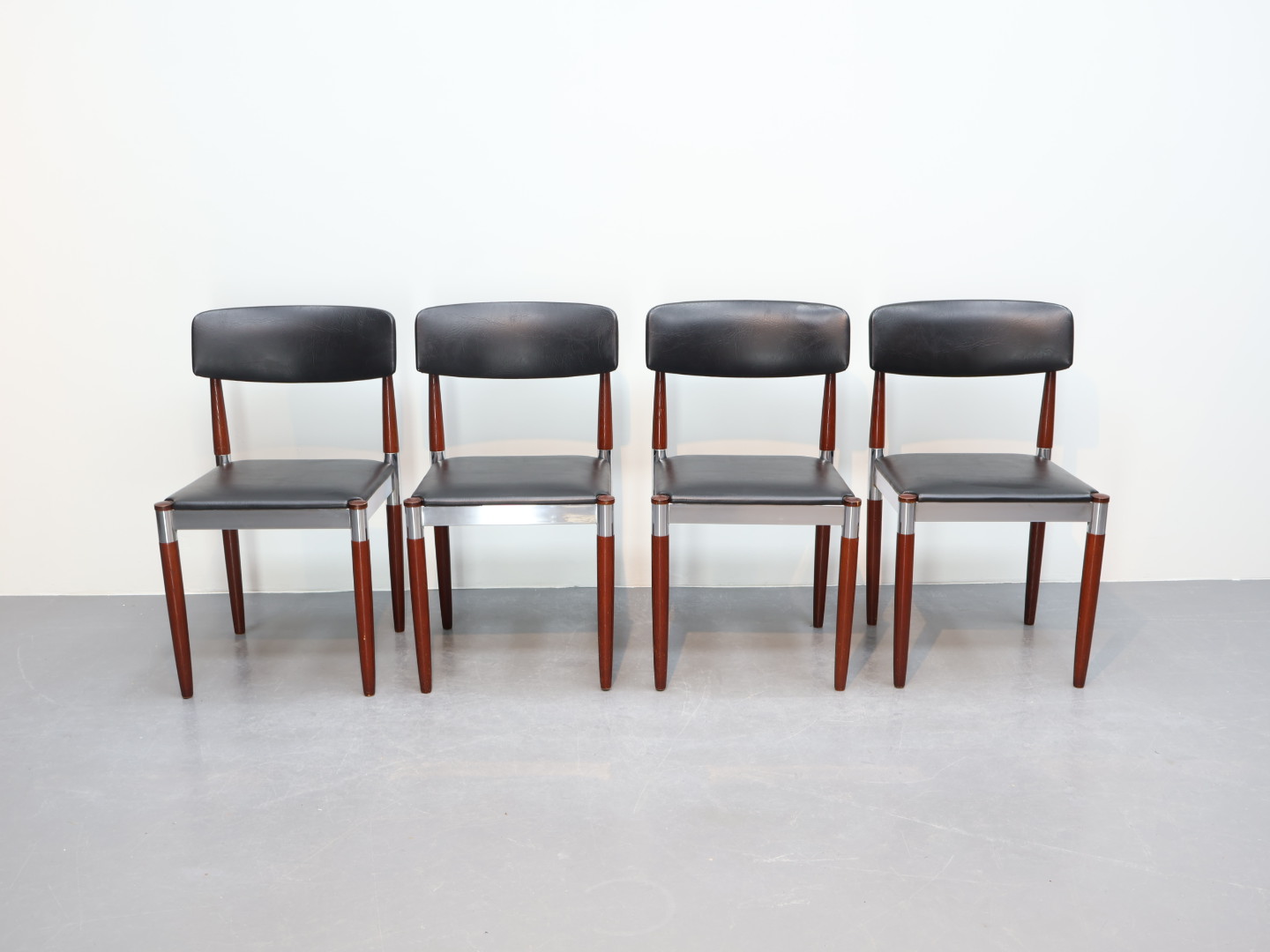 Vintage eetkamerstoelen / set van 4 / zwart skai / jaren `70