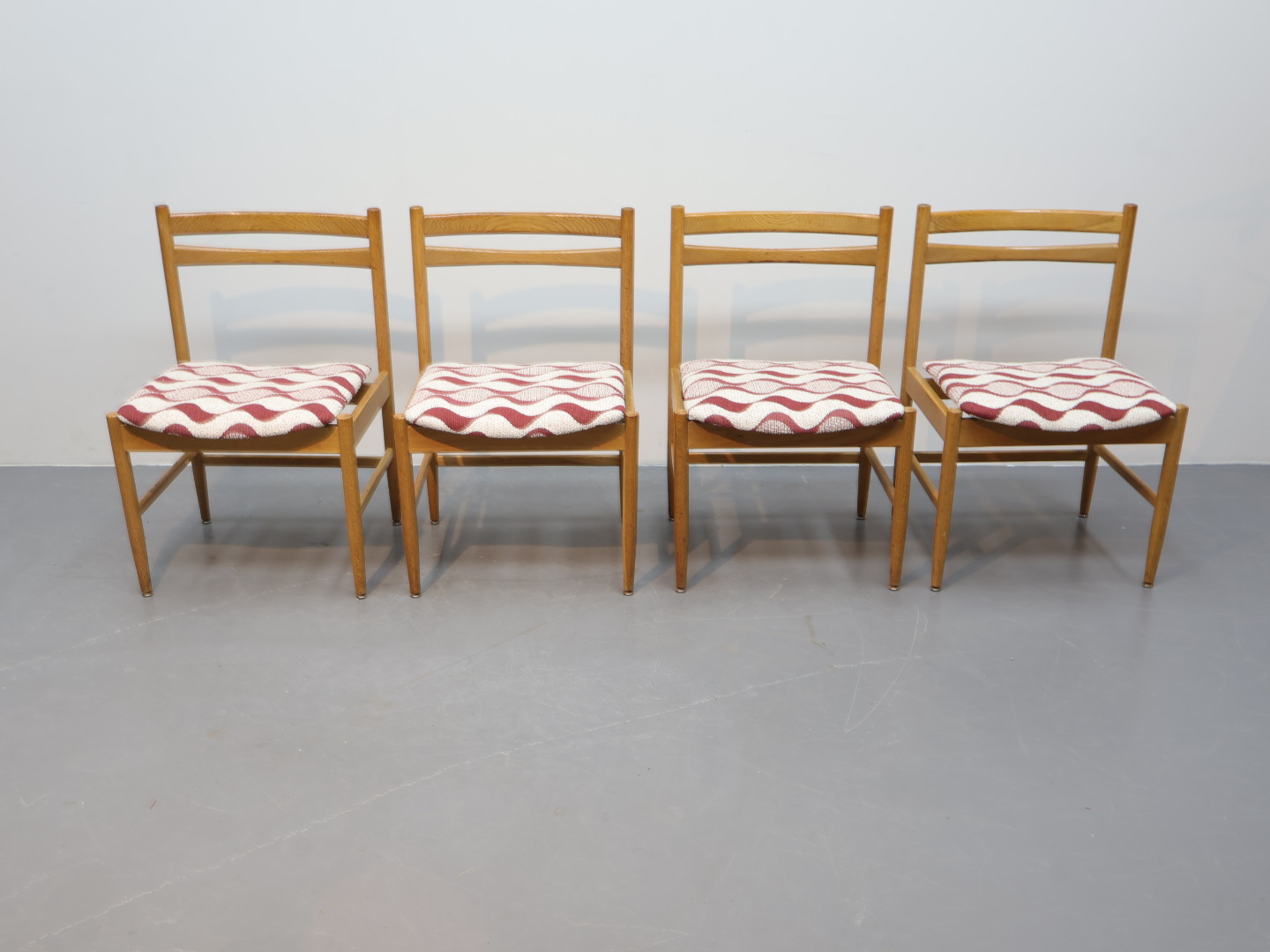 Vintage eetkamerstoelen eiken jaren 60 creme bordeaux