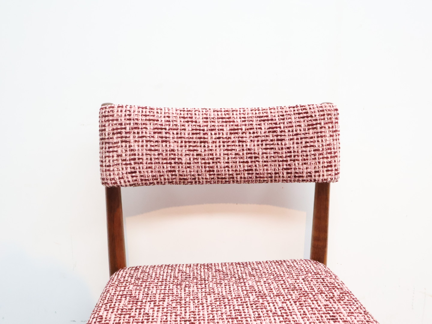 Vintage eetkamerstoel / pallisander stof / roze en bordeaux / nieuwe stoffering