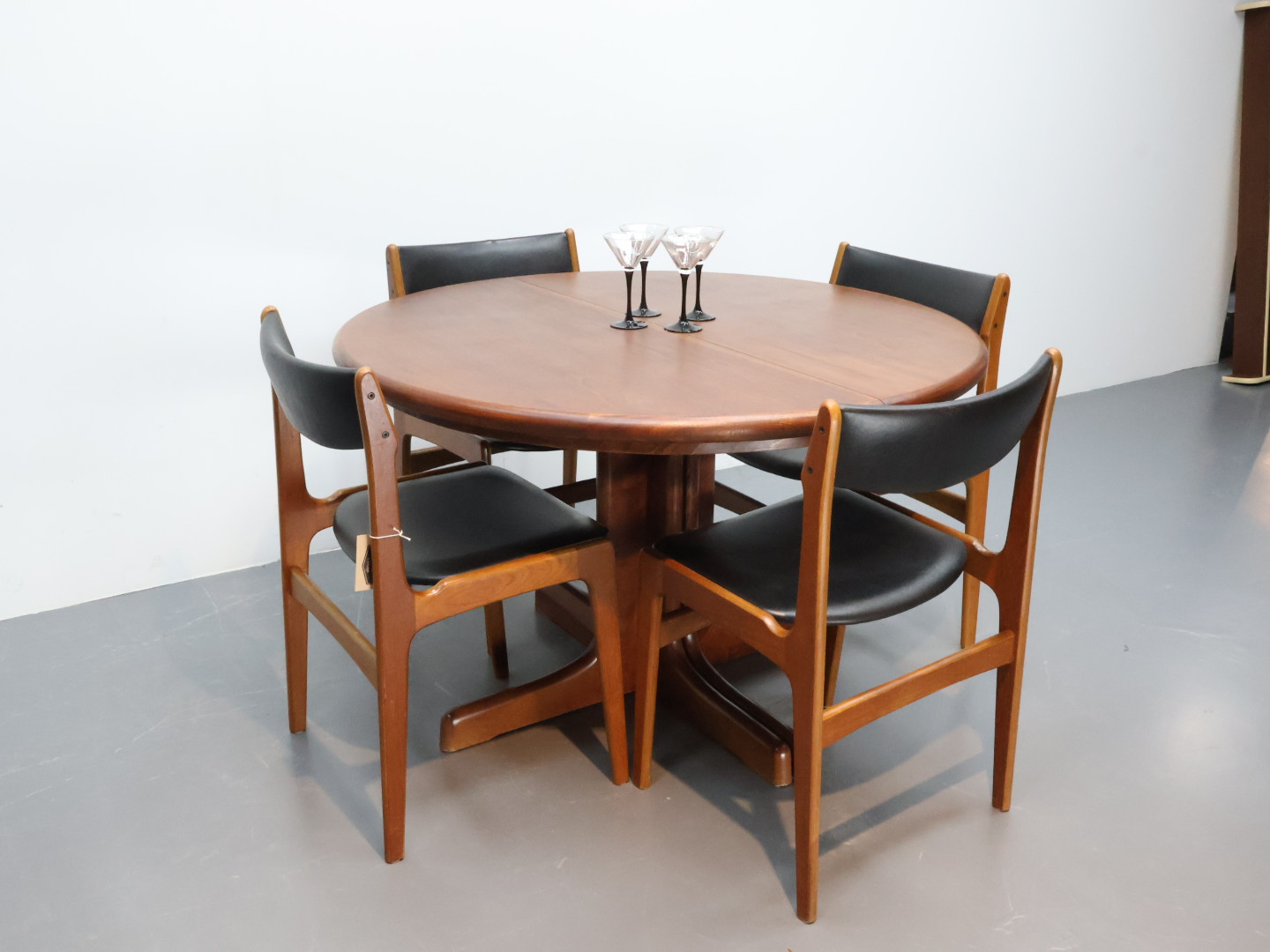 Vintage eettafel / hout teak / rond ovaal / Casala West Germany
