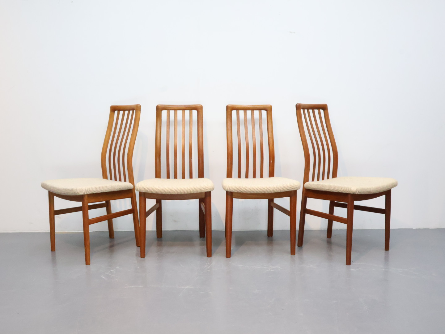Vintage eetkamerstoel / Teak stof / bruin creme / Schou Andersen Denmark