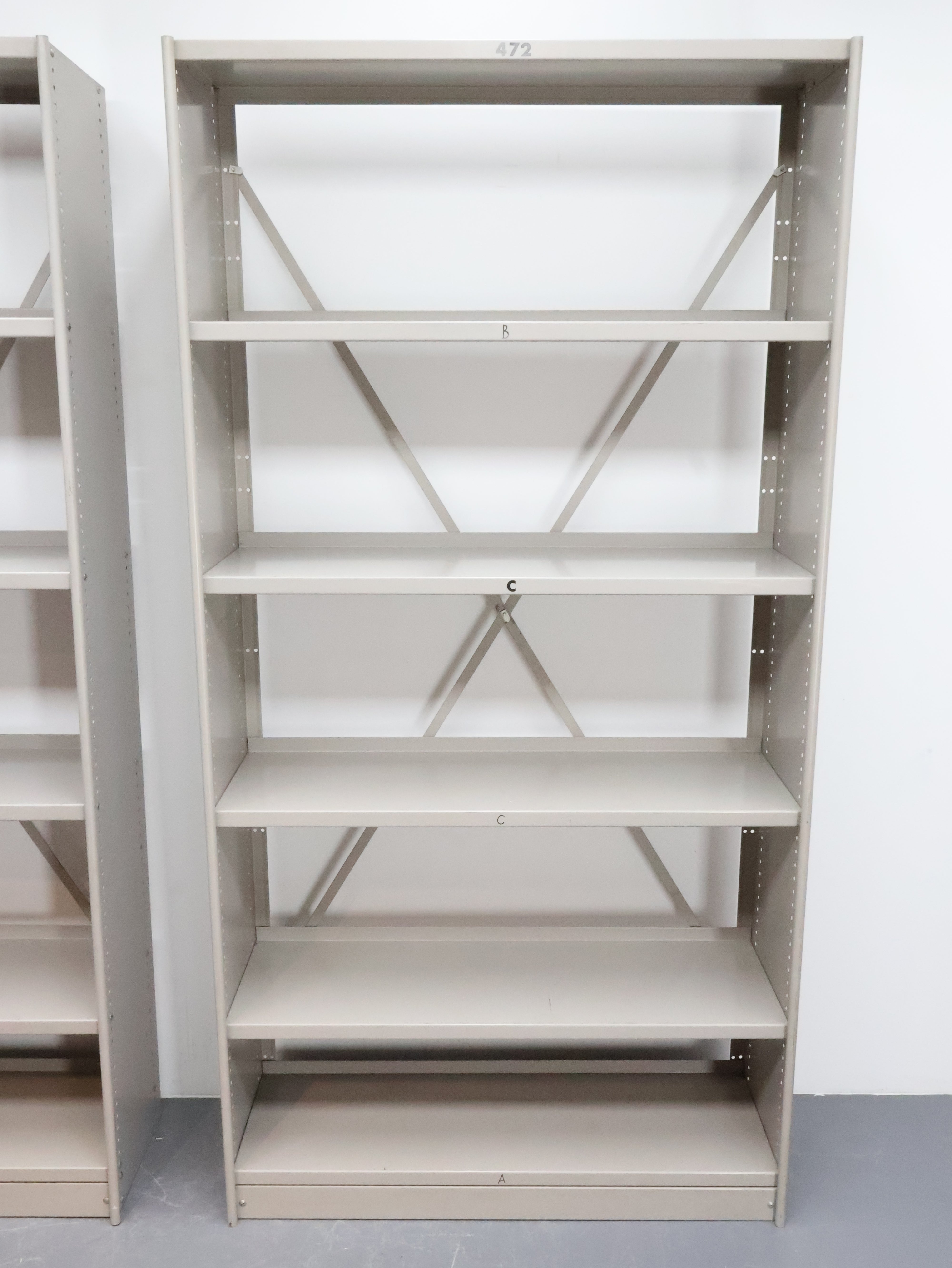 Vintage boekenkast / metaal / grijd / Ahrend de Cirkel
