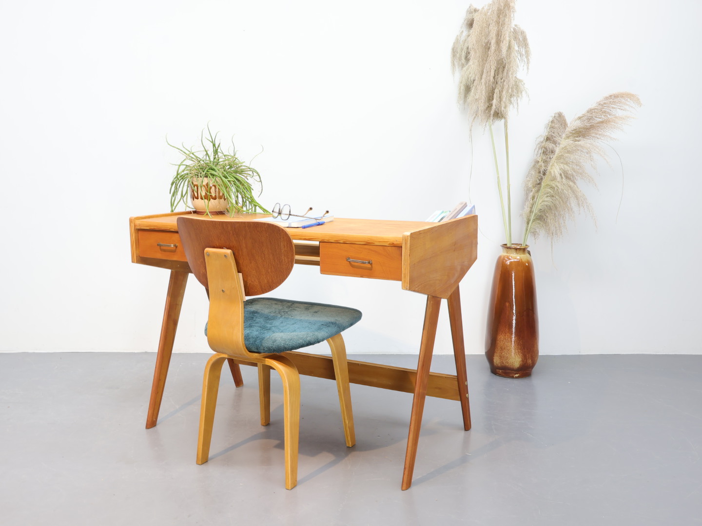 Vintage bureau jaren 50 beuken en eiken met boekenrek