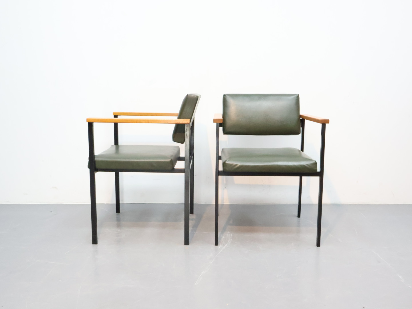 Vintage fauteuils / metaal hout skai / groen zwart / armeleuning