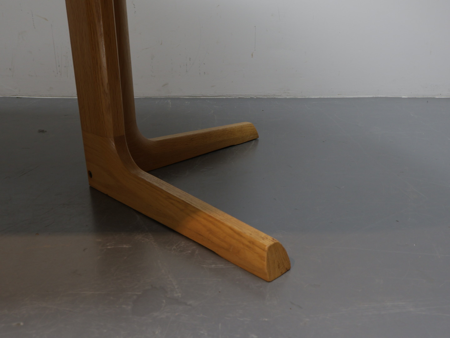 Vintage eettafel / hout / geel rond ovaal / Farstrup Denmark