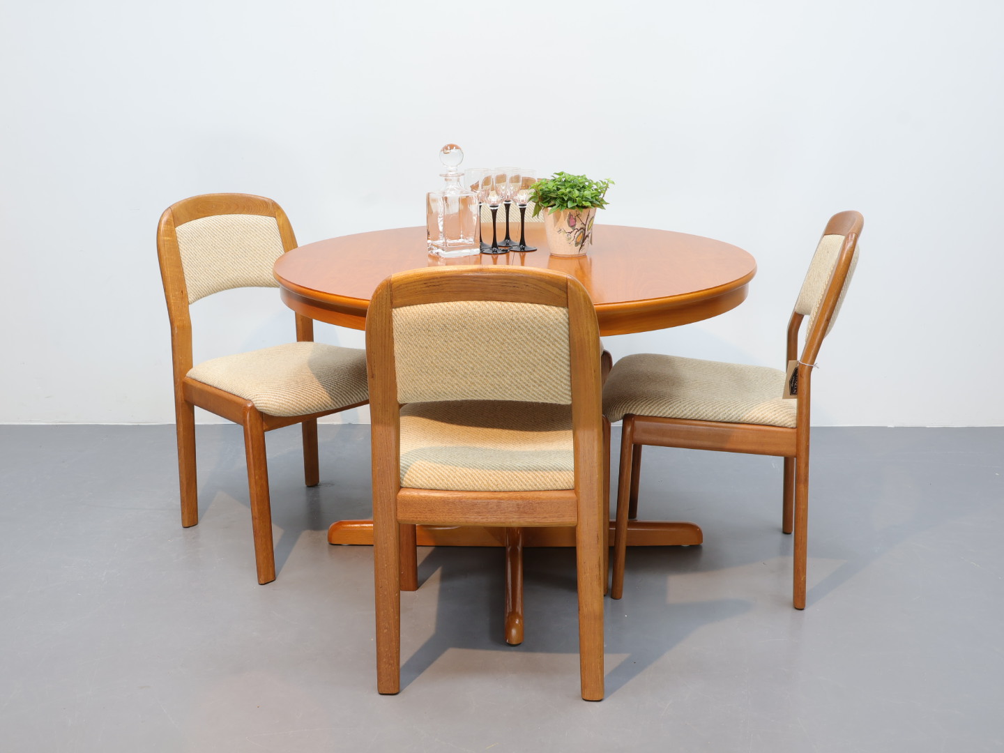 Vintage eettafel massief kersenhout rond verlengbaar naar ovaal