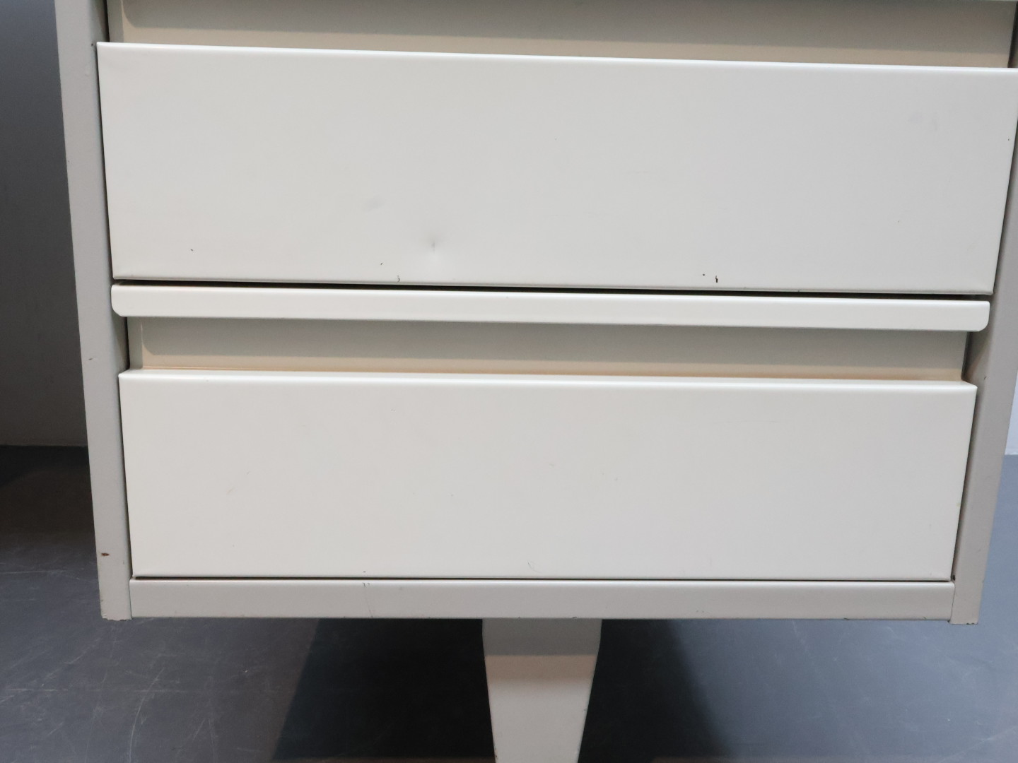 Vintage bureau / metaal linoleum / lades / grijstinten