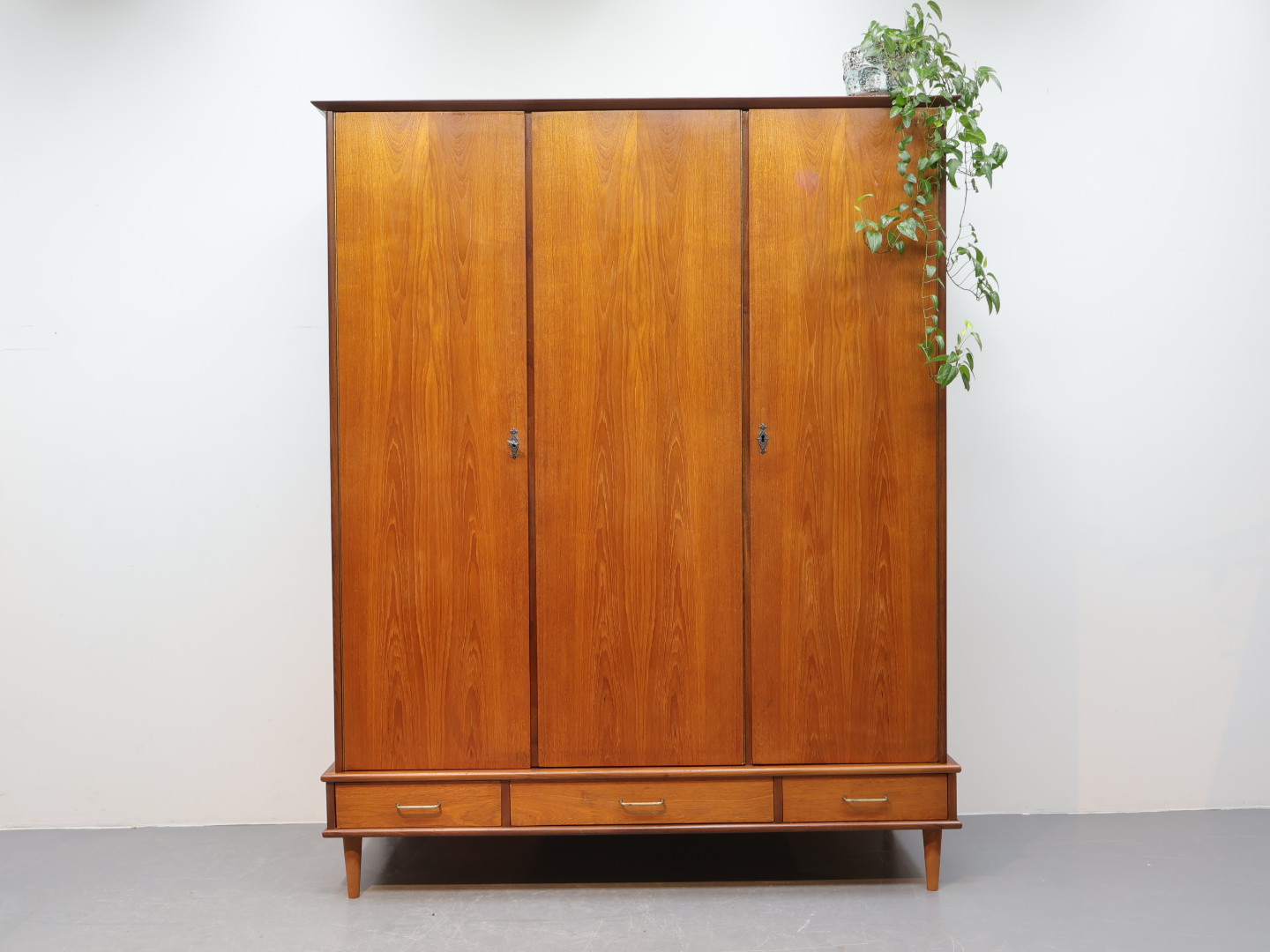 vintage kledingkast 3 deurs jaren 60 teak