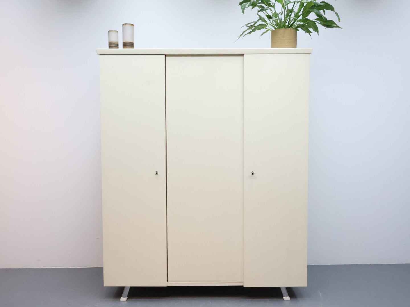 Vintage kledingkast / 3 deurs / creme / buisframe poten